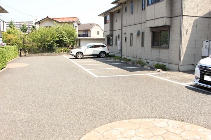 物件外観写真2　(駐車場)
