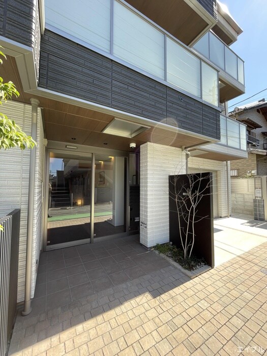 物件外観写真3　(エントランス部分)