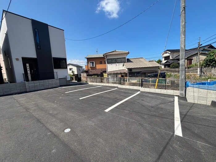 物件外観写真3　(駐車場)