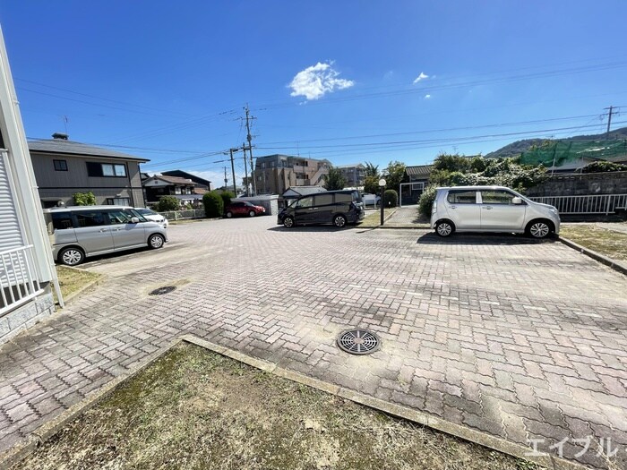 物件外観写真3　(駐車場)