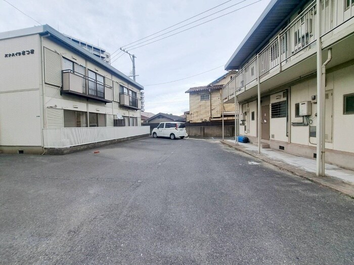 物件外観写真2　(駐車場)