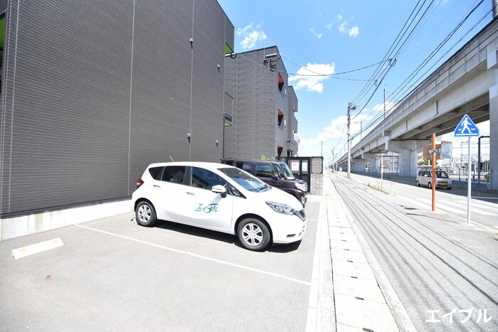 物件外観写真3　(駐車場)