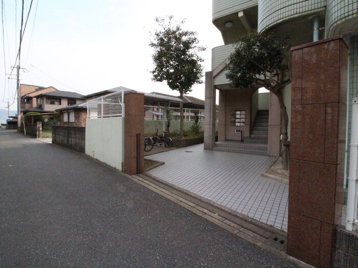 物件外観写真3　(エントランス部分)