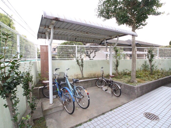 物件外観写真4　(駐輪場)