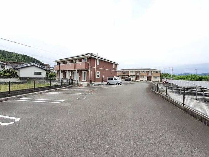 物件外観写真2　(駐車場)