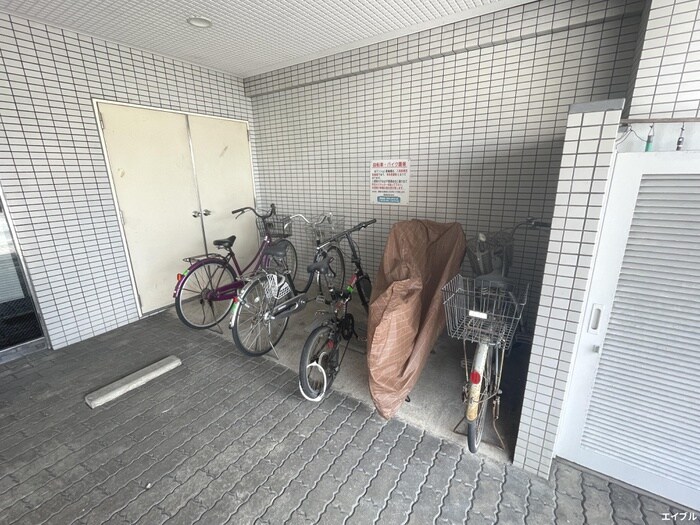 物件外観写真3　(駐輪場)