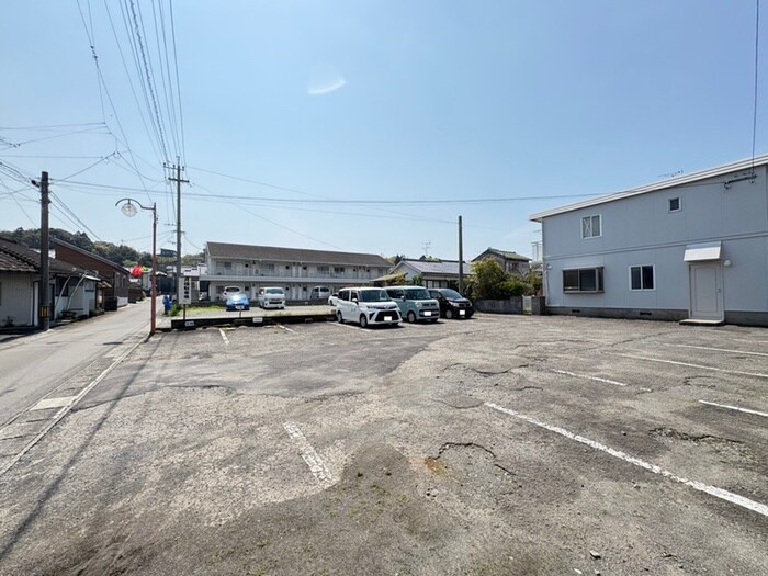 物件外観写真2　(駐車場)