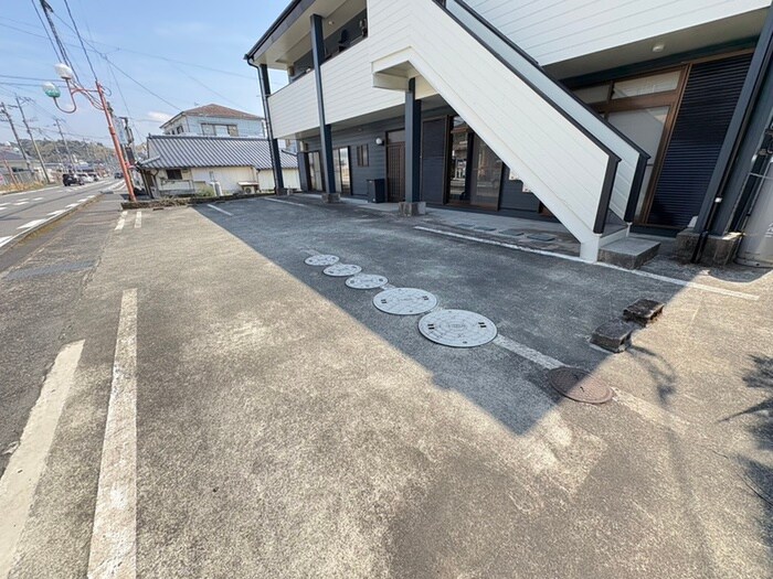 物件外観写真2　(駐車場)