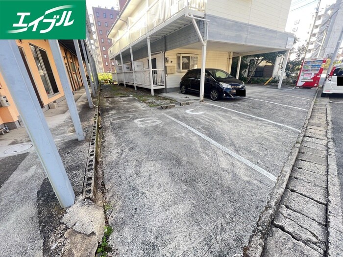 物件外観写真4　(駐車場)