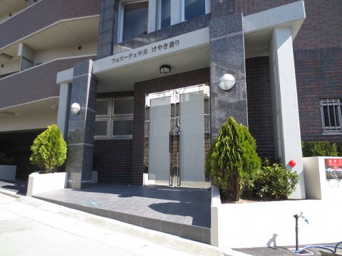 物件外観写真2　(エントランス部分)