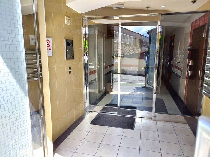 物件外観写真3　(エントランス部分)