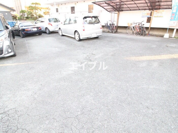 物件外観写真2　(駐車場)