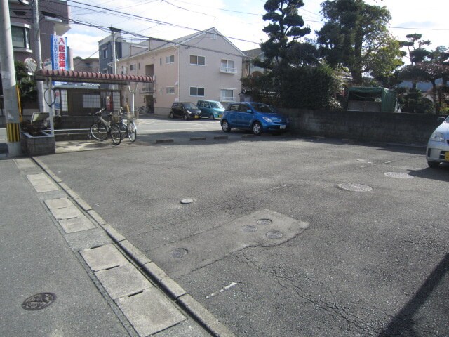 物件外観写真2　(駐車場)