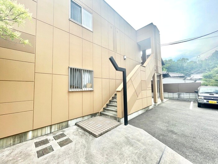 物件外観写真4　(エントランス部分)