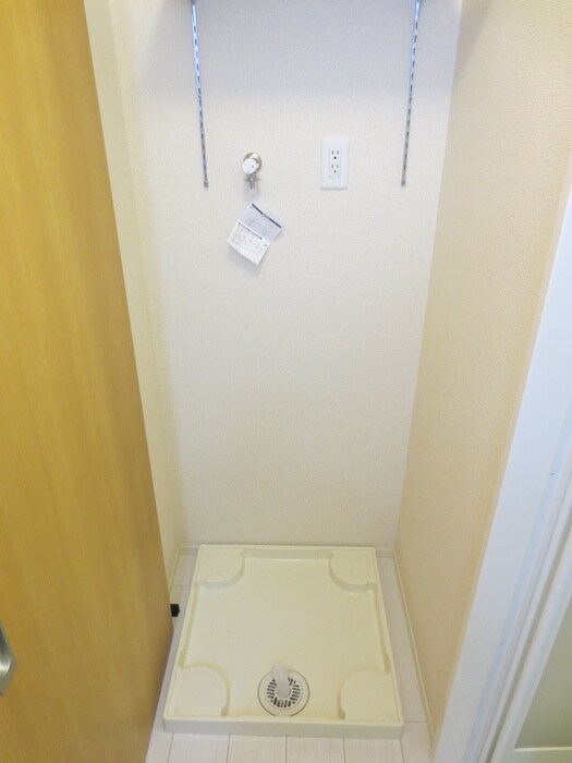 物件内観写真12　(洗濯機置場)