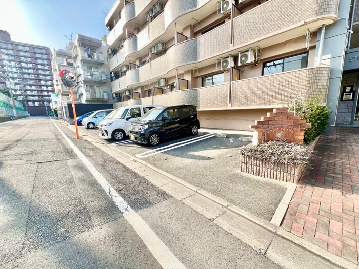 物件外観写真3　(駐車場)