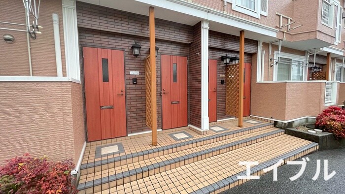 物件外観写真4　(エントランス部分)