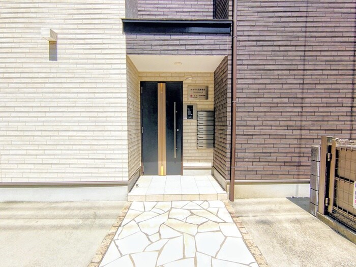 物件外観写真2　(エントランス部分)