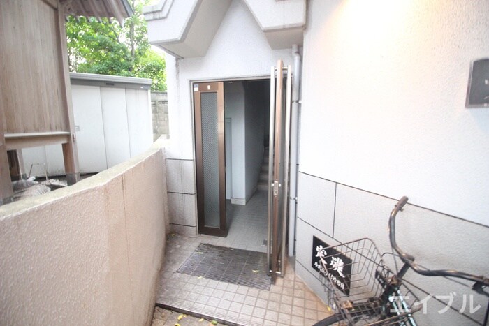 物件外観写真3　(エントランス部分)