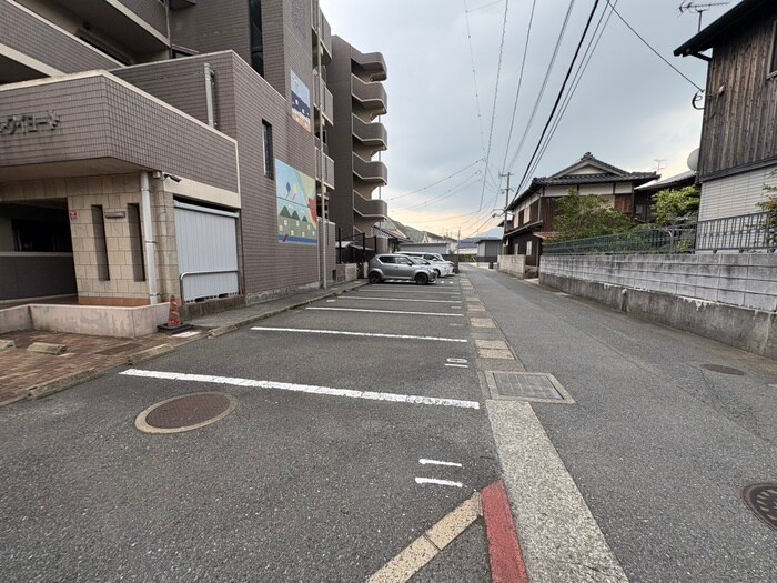 物件外観写真4　(駐車場)