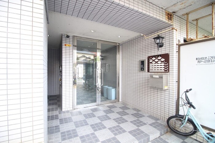 物件外観写真3　(エントランス部分)