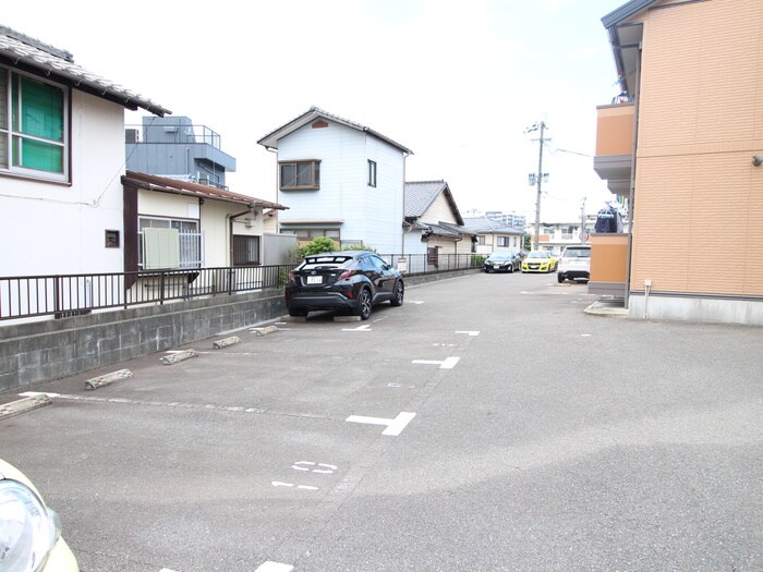 物件外観写真6　(駐車場)