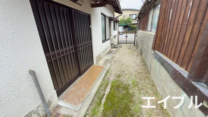 物件外観写真2　(エントランス部分)