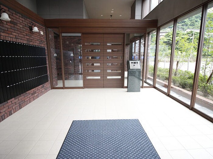 物件外観写真3　(エントランス部分)