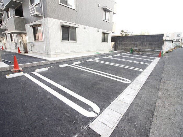 物件外観写真2　(駐車場)