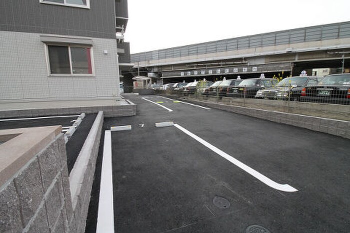 物件外観写真4　(駐車場)