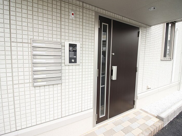物件外観写真6　(エントランス部分)