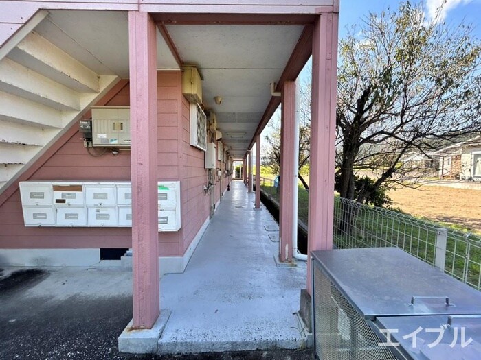 物件外観写真3　(エントランス部分)