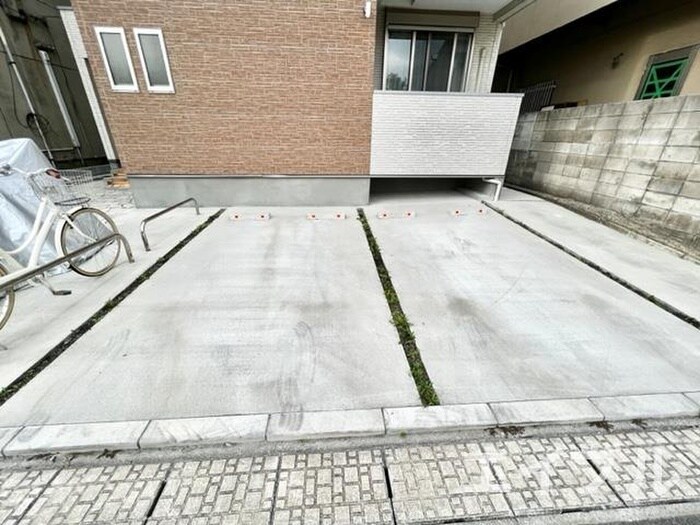 物件外観写真2　(駐車場)