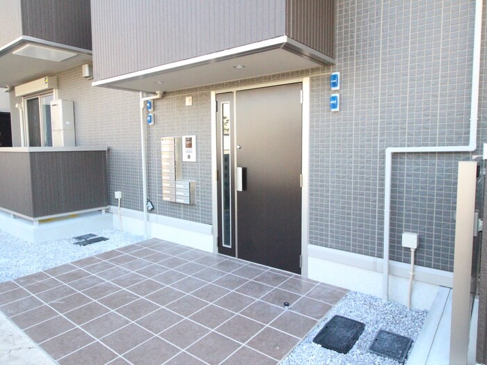 物件外観写真2　(エントランス部分)