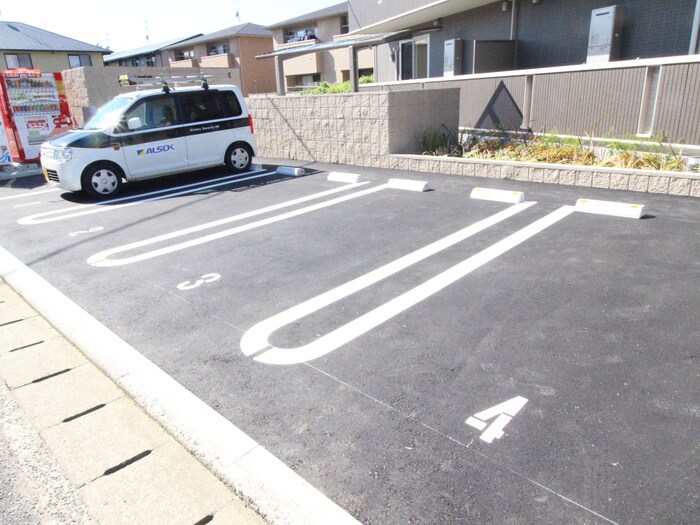 物件外観写真3　(駐車場)