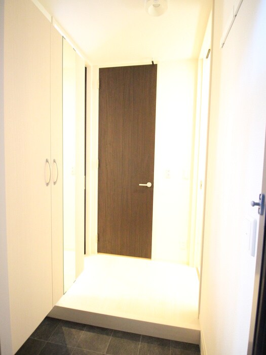 物件内観写真16　(玄関)