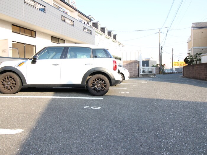 物件外観写真3　(駐車場)