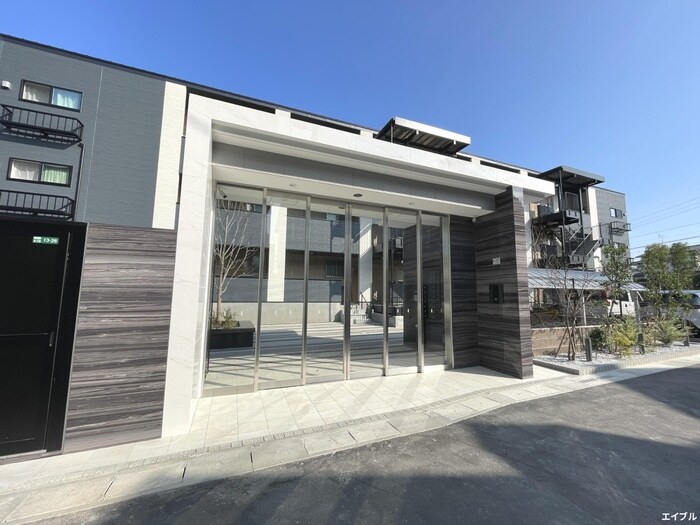 物件外観写真2　(エントランス部分)