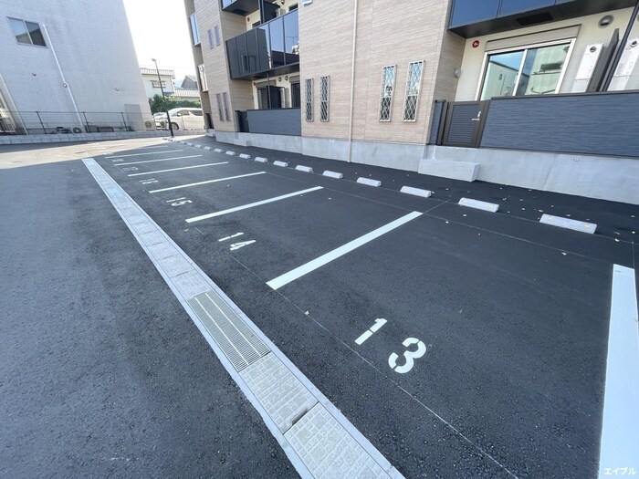 物件外観写真3　(駐車場)