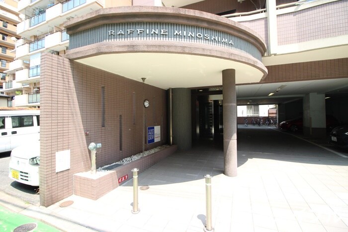 物件外観写真2　(エントランス部分)