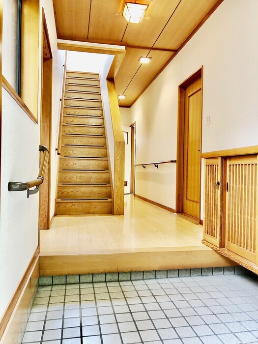 物件内観写真4　(玄関)