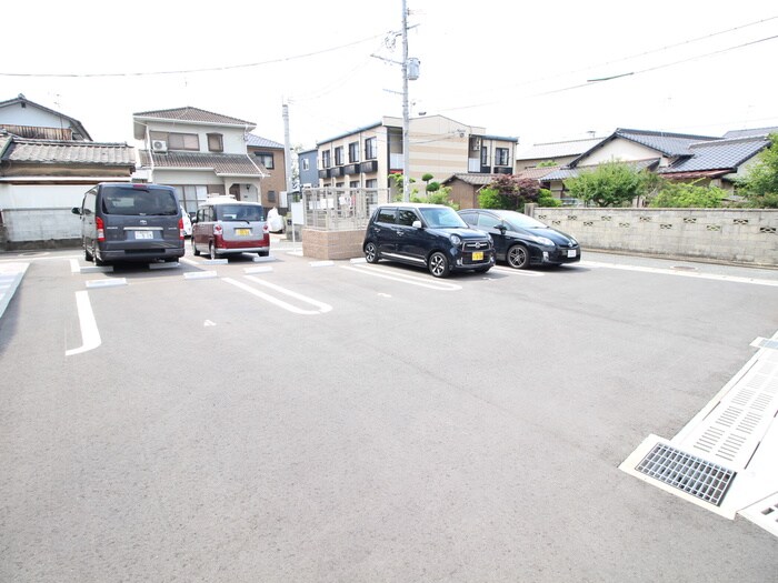 物件外観写真4　(駐車場)