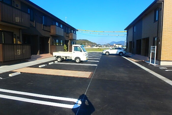 物件外観写真5　(駐車場)