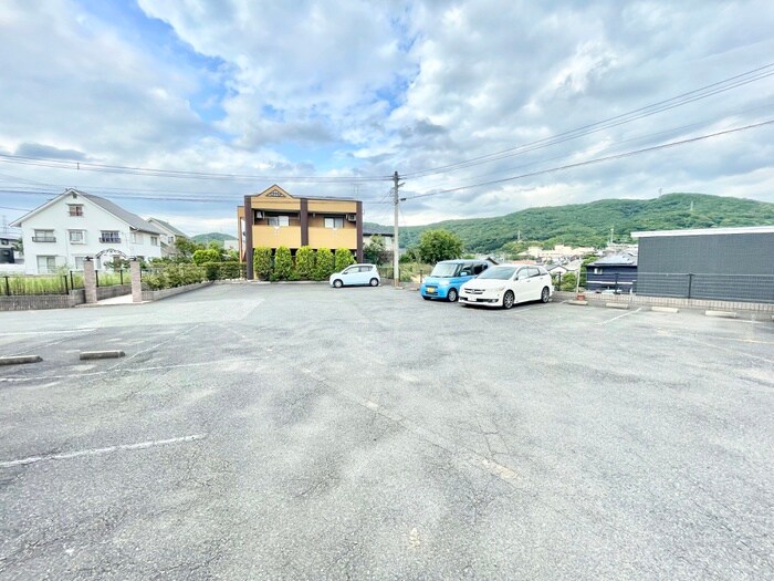 物件外観写真2　(駐車場)