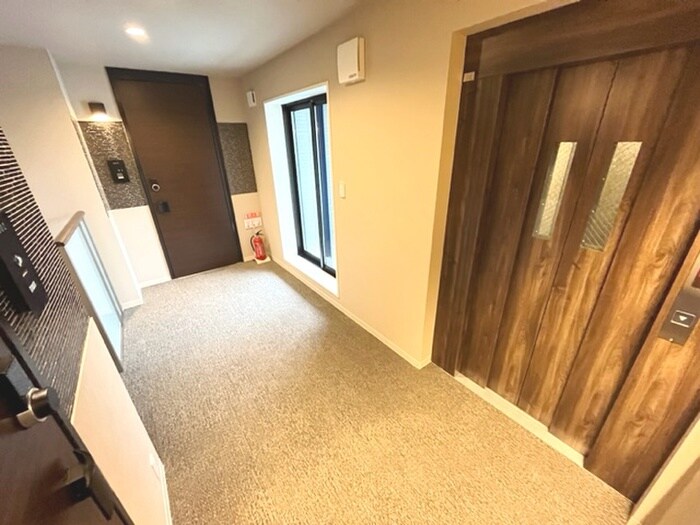 物件外観写真2　(エントランス部分)