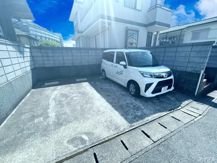 物件外観写真5　(駐車場)