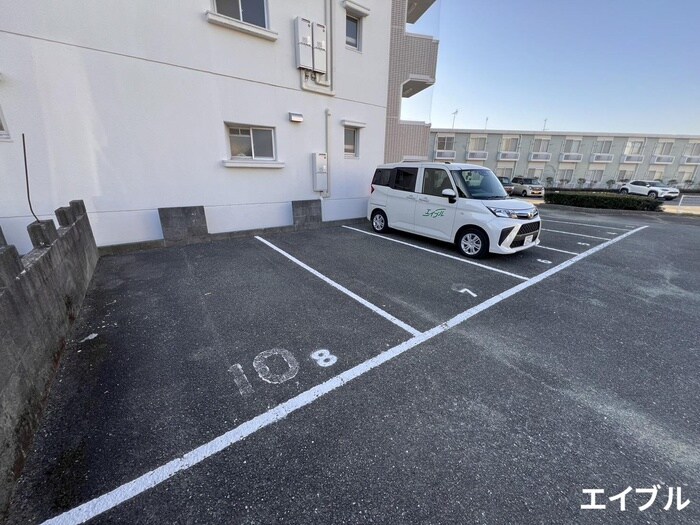 物件外観写真4　(駐車場)