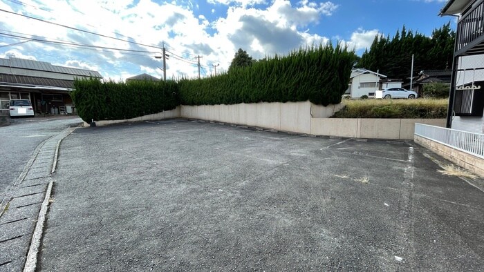物件外観写真3　(駐車場)