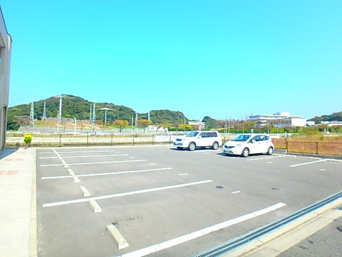 物件外観写真2　(駐車場)