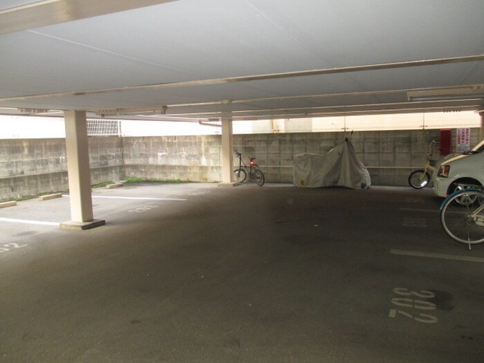 物件外観写真4　(駐車場)